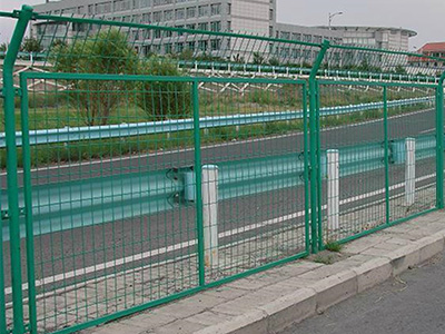 護欄網(wǎng)表面熱浸鋅與噴塑工藝對比